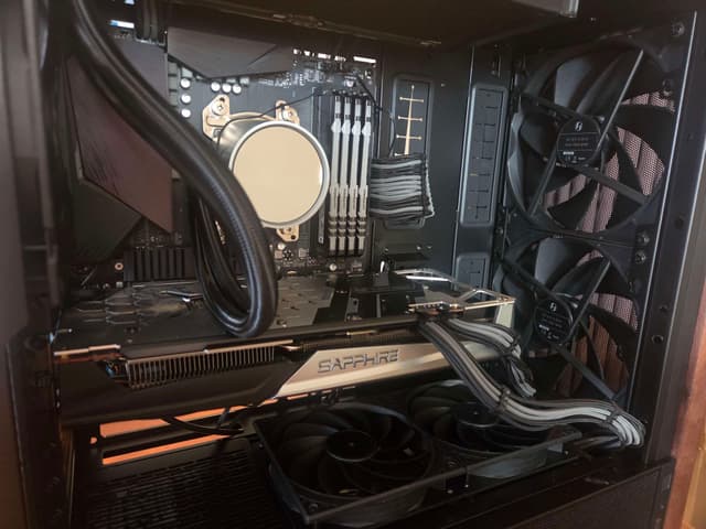Intérieur du PC Lian-li avec vue sur les composants
